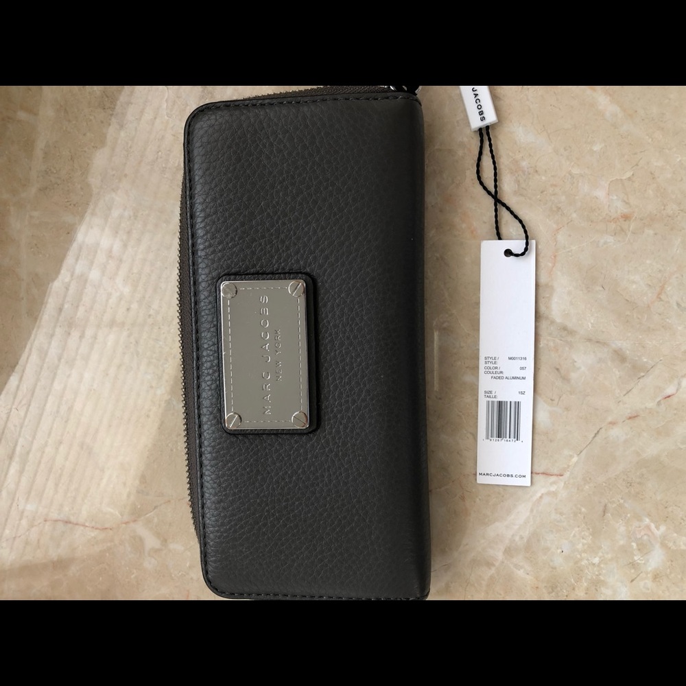 Marc Jacob Wallet -12 card slots, a zipper pocket, 2 extra pockets